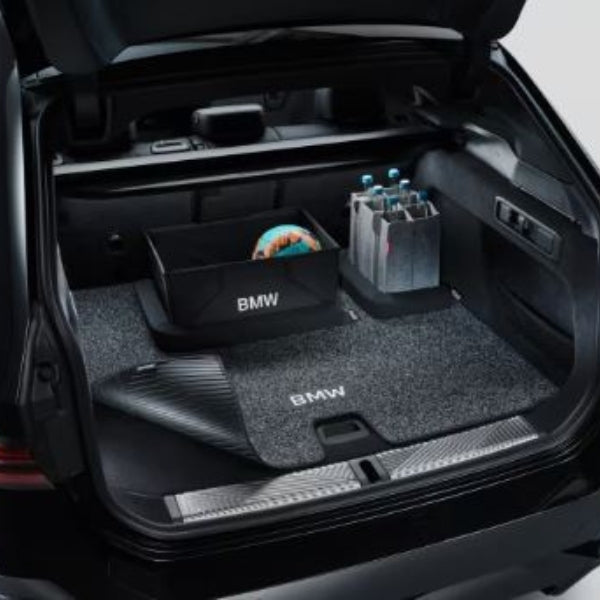 BMW Gepäckraummatte mit Utensilien bestückt