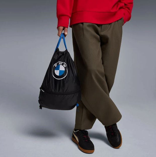 BMW Turnbeutel in schwarz mit BMW Logo und blauer Kordel Pressefoto