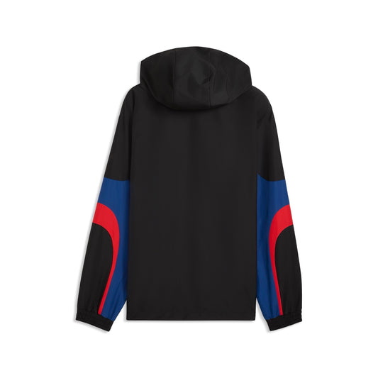Schwarzer Hoodie mit Kaputze und dunkelblauen / roten Details am Ärmel von hinten fotorafiert