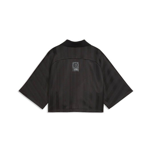 Rückseite eines kurzem, weit ausgestellten, schwarzen Poloshirt