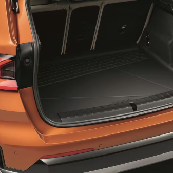 BMW Gepäckraumformmatte in einem orangenen BMW X1