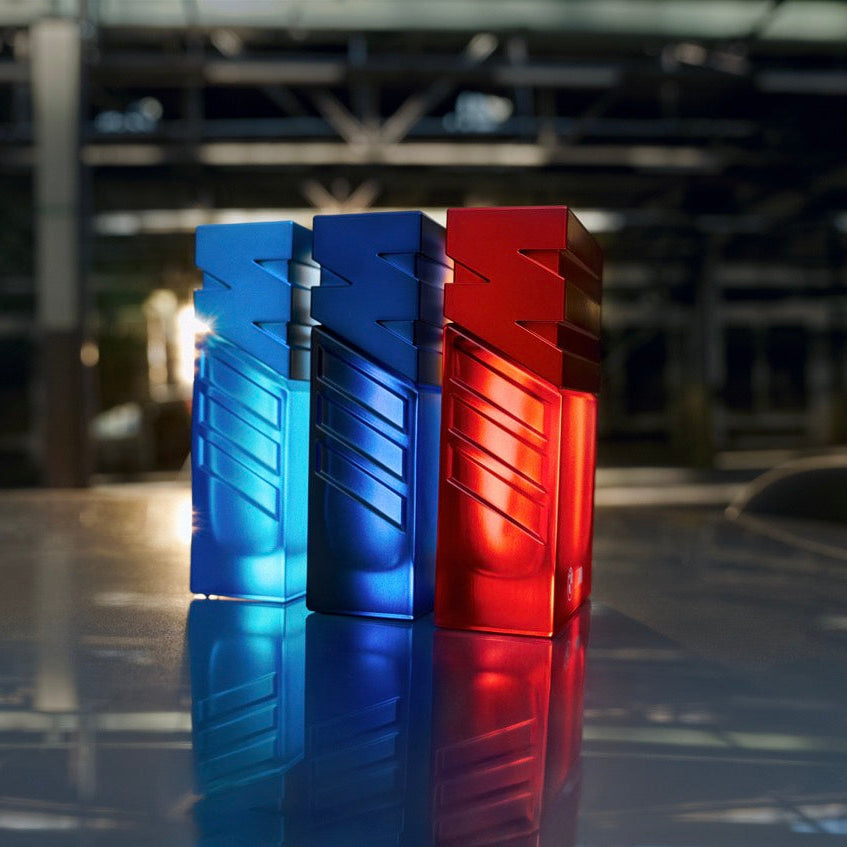 Drei BMW M Düfte in den blauen und roten Flacons nebeneinander als Set ausfgereiht.