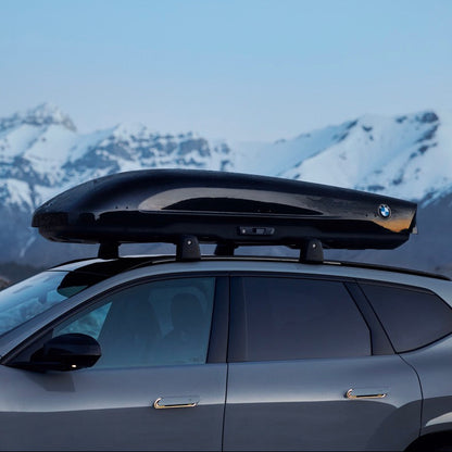 BMW Dachbox Aero 450 auf einem Fahrzeug montiert, im Hintergrund sind schneebedeckte Berge zu sehen