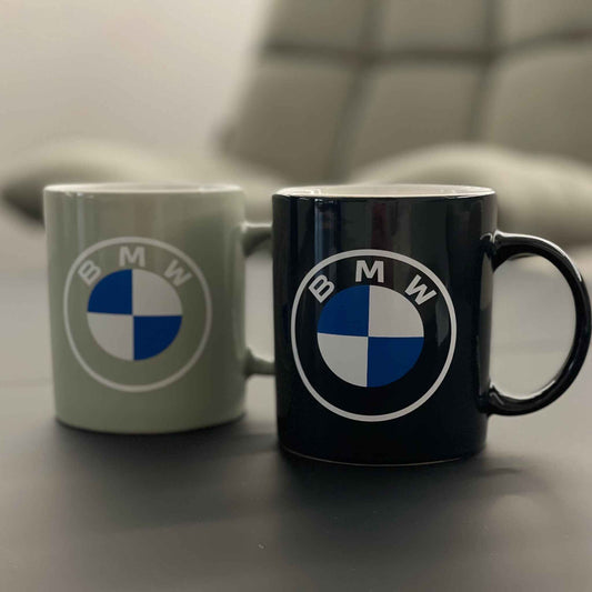 blaue  und graue Tasse mit dem BMW Logo auf der Vorderseite