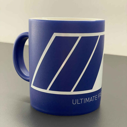 blaue Tasse mit dem BMW Logo auf der Vorderseite