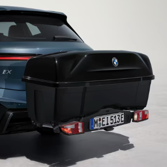 Schwarze BMW Heckbox montiert auf einem BMW Fahrradheckträger an einem Beispielauto