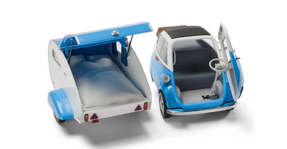 BMW Isetta in Blau und Weiß. Mit Anhaenger in gleicher Optik. Bild zeigt Tueren in geoeffneten Zustand.