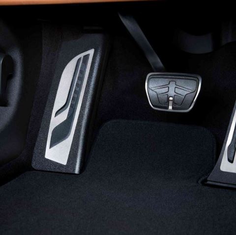 BMW M Fußstuetze M M Performance in Alu Look mit der Artikelnummer 51475A7ABE5