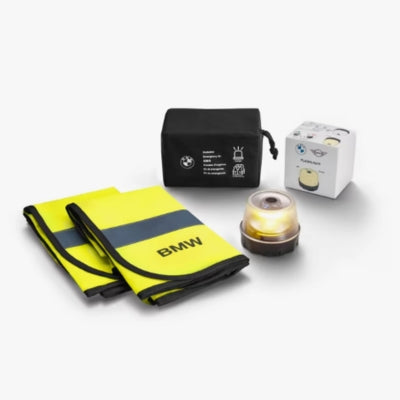 Notfallkit von BMW mit zwei Warnwesten und einem Flashlight