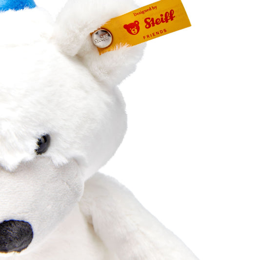 Weißer Steiff Teddybär mit dem markentypischen Knopf im Ohr und blauer Mütze mit BMW Logo bestickt