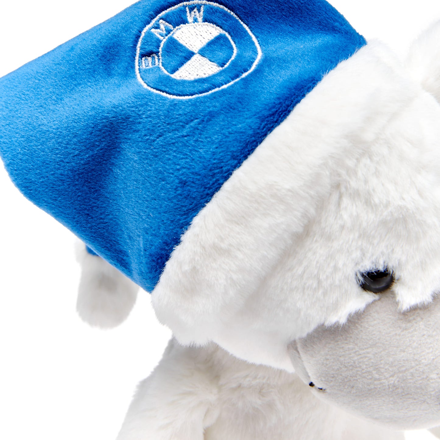 Weißer Steiff Teddybär mit dem markentypischen Knopf im Ohr und blauer Mütze mit BMW Logo bestickt