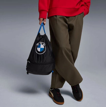 BMW Turnbeutel in schwarz mit BMW Logo und blauer Kordel Pressefoto