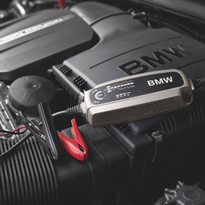 BMW Batterieladegerät im Motorraum eines Fahrzeugs