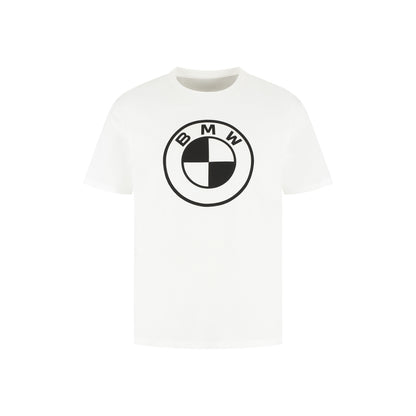 Weißes T-Shirt mit einem großen schwarzen BMW Logo mittig auf der Brust