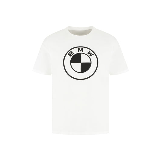 Weißes T-Shirt mit einem großen schwarzen BMW Logo mittig auf der Brust
