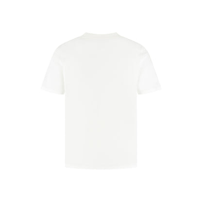 Rückseite eines weißen T-Shirts vor einem weißen Hintergrund