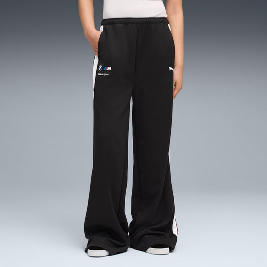 Schwarze Jogginghose mit weißem Streifen am Bein im Schlaghosen Style mit Puma und BMW M Motorsport Logo untern dem Eingriff der Taschen