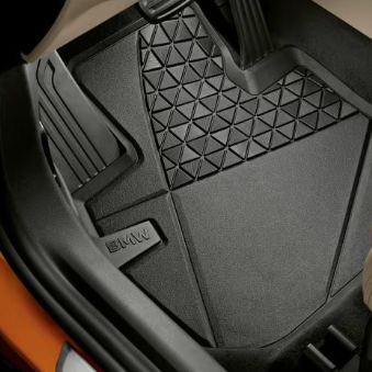 BMW Fußmatten Allwetter für die vordere Sitzreihe im Fußraum eines Fahrzeugs