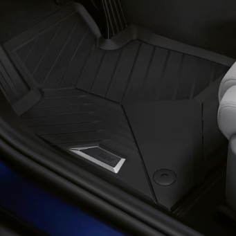 BMW Fußmatte Allwetter im Fußraum eines Fahrzeugs