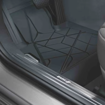 BMW Fußmatten Allwetter für den BMW 7er vorne im Fußraum der Fahrerseite liegend