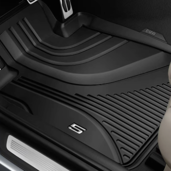 Schwarze Allwetter Fußmatten im Fahrzeuginnenraum mit einer silbernen 5 als Deko-Element
