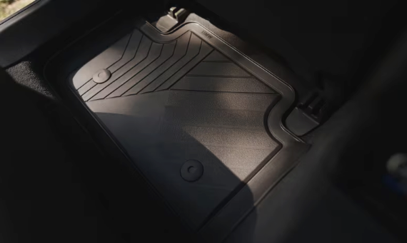 Fußmatte hinten im Fußraum eines Fahrzeugs