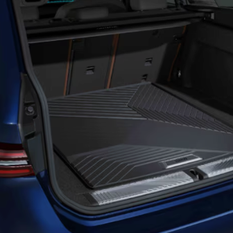 BMW Gepäckraumformmatte im Kofferraum eines blauen BMW 5er G61