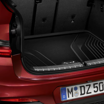 BMW Gepäckraumformmatte im Kofferraum eines roten BMW X4
