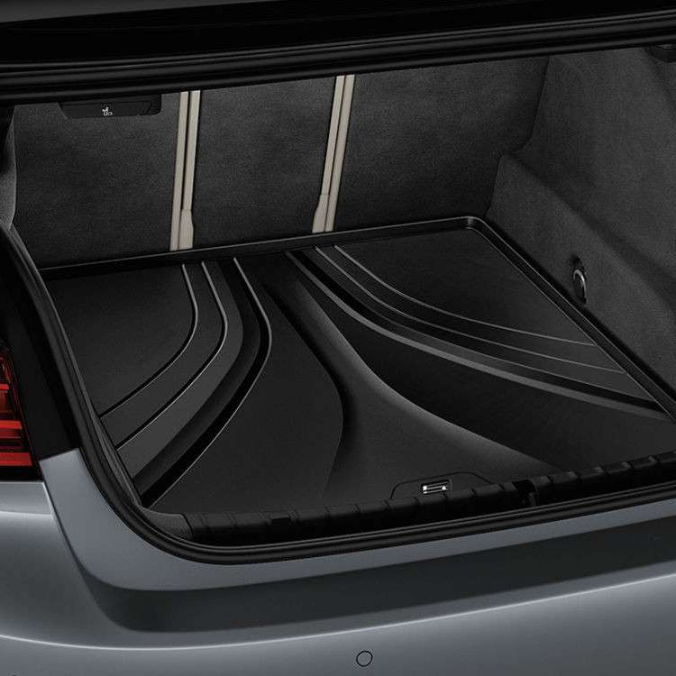 BMW Gepäckraumformmatte im Kofferraum eines BMW 5er