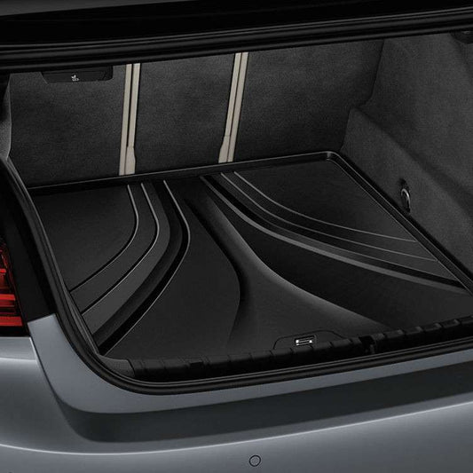 BMW Gepäckraumformmatte im Kofferraum eines BMW 5er