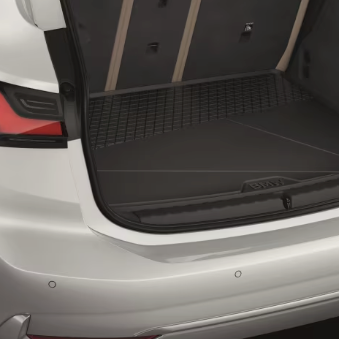 Gepäckraumformmatte im Kofferraum eines weißen Fahrzeugs