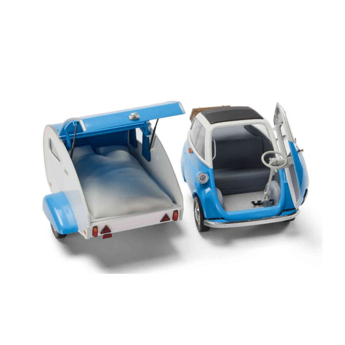 Blau weiße BMW Isetta Miniatur mit passendem Wohnanhänger. Türen der Isetta und des Wohnanhängers geöffnet