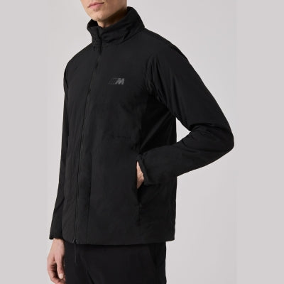 BMW M Jacke Insulation an Model, Vorderseite geschlossen mit Hand in der Tasche