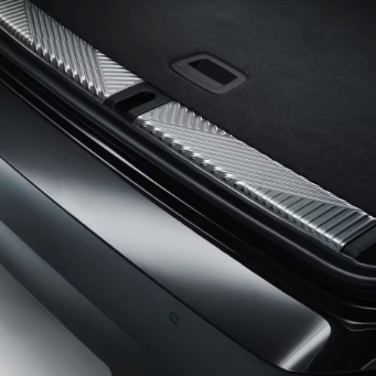 Transparente Ladekantenschutzfolie am Fahrzeug montiert