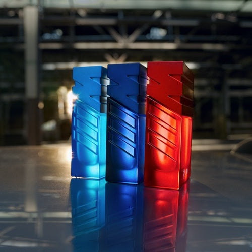 BMW M Pafrüms hellblau, dunkelblau und roter Flacon nebeneinander. Der Flacon ist dem M Logo nachempfunden.