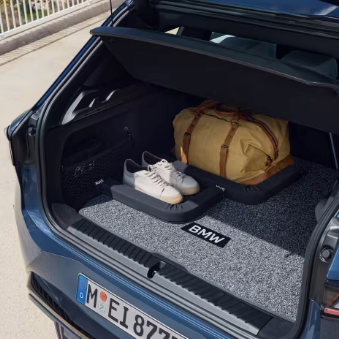 Wendematte im Kofferraum eines BMW