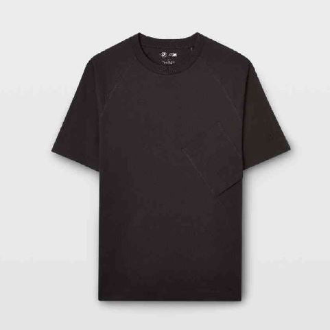 Schwarzes BMW T Shirt mit kleiner Tasche. BMW logo am Aermel gepresst. Groeße L