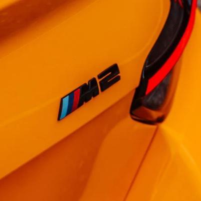 BMW M2 Schriftzug schwarz lackiert