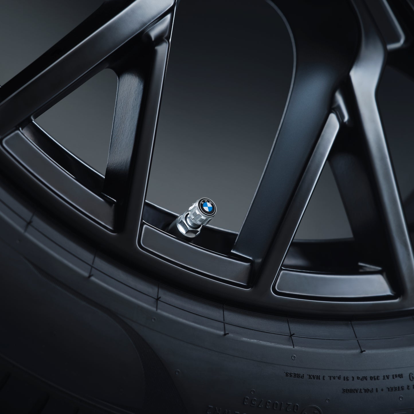 Silber-farbene BMW Ventilkappen an einem Rad im Neue Klasse Design