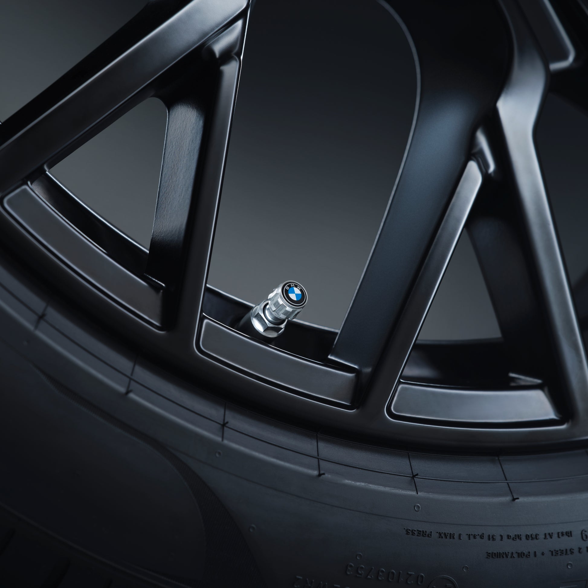 Silber-farbene BMW Ventilkappen an einem Rad im Neue Klasse Design