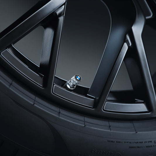 Silber-farbene BMW Ventilkappen an einem Rad im Neue Klasse Design
