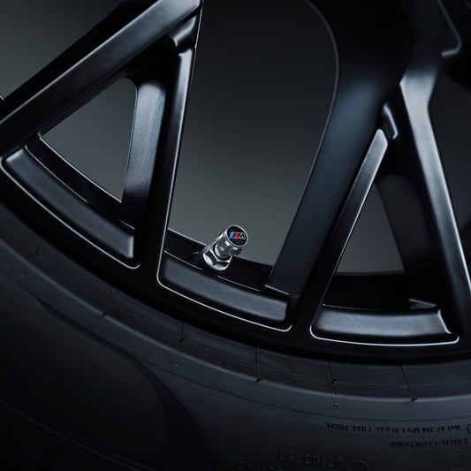 Antrazit-farbene BMW M Ventilkappen an einem Rad im Neue Klasse Design