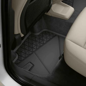 BMW Fußmatten Allwetter in dem Fußraum der hinteren Sitzreihe