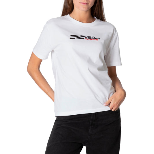 Weißes T-Shirt mit John Cooper Works Logo auf der Brust. Getragen von einem Model.