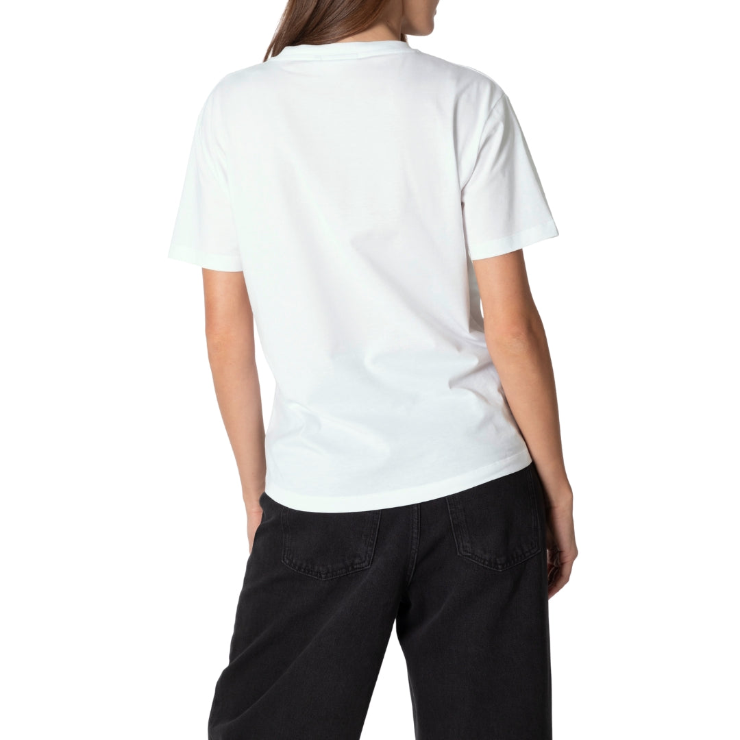 Rückseite eines  weißen T-Shirts, getragen von einem Model.