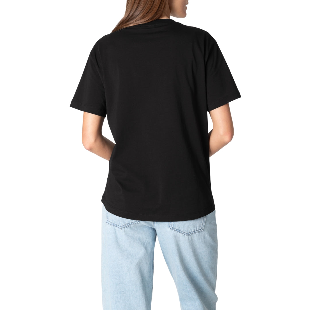 schwarzes Damen T-Shirt  getragen von einem Model